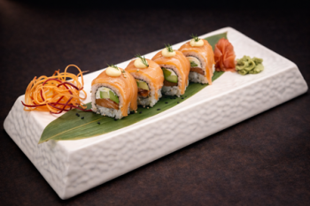 SMOKED SALMON AVOCADO ROLL (4 PCS.) | 240 kcal
