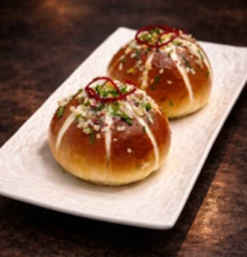 GARLIC CREAM CHEESE BUN