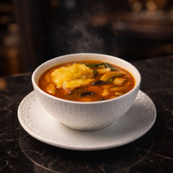 SPICY CHICKEN DUMPLING SOUP  | 220 kcal